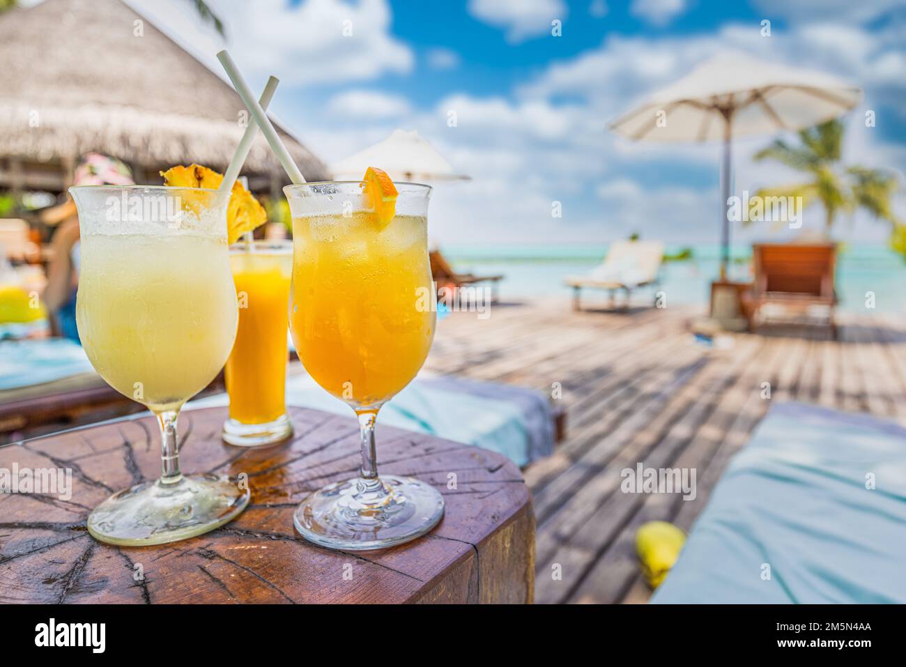 Zwei Cocktails im luxuriösen tropischen Tourismusresort. Paarurlaub, Reiseurlaub, Sommerinsel am Pool mit Drink, Freizeit-Lifestyle an der Strandbar Stockfoto