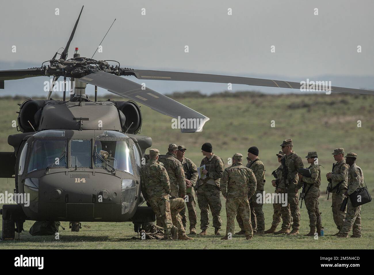 Die Charlie Kompanie bereitete sich auf eine Luftangriffsmission mit dem 1-183. Helikopter-Angriffsbataillon vor. Die Idaho Army National Guard Soldiers of Charlie Company, 2-116. Combined Arms Battalion of the 116. Cavalry Brigade Combat Team, schloss Sich den A- und B-Unternehmen bei ihren letzten Übungen an, bevor sie später im Sommer eingesetzt wurden. Die Soldaten der Charlie Kompanie absolvierten individuelle Waffenqualifikationen, Luftangriffe, Truppenbewegungen und Taktiken. Stockfoto