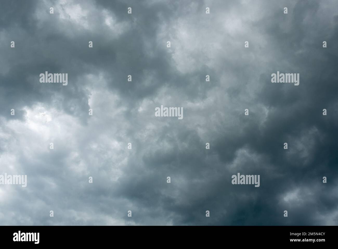 Muster dunkler Wolken mit teilweise blauem Himmel geben eine gruselige Stimmung Stockfoto