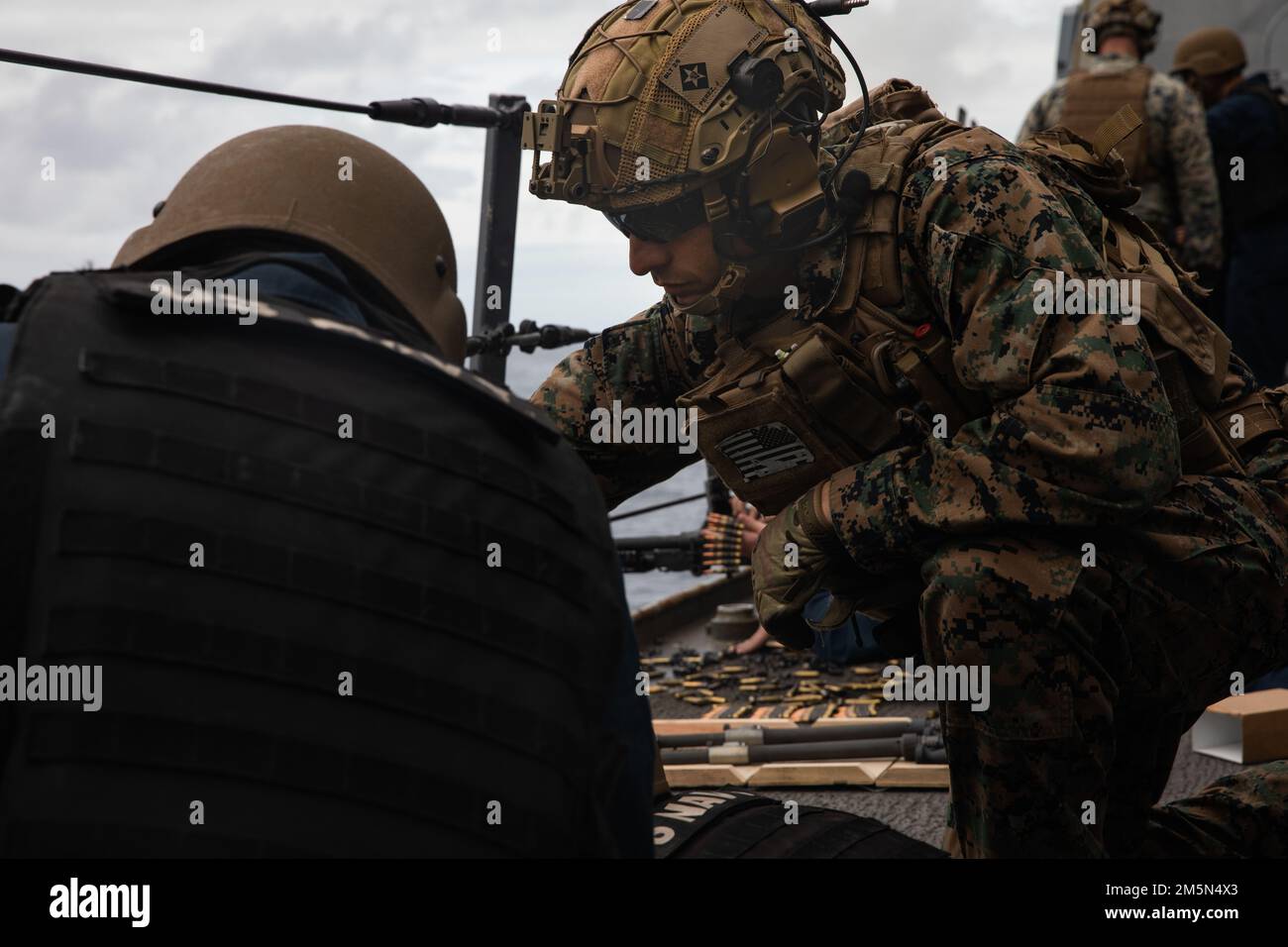 USA Marinekorps Staff Sgt. Joseph Perez, Infanterieführer der Echo Company, Bataillon Landing Team 2/6, 22. Marine Expeditionary Unit, leitet die USA Navy Matrosen während eines Maschinengewehrstands an Bord eines Amphibienschiffs der San Antonio-Klasse USS Arlington (LPD 24), 28. März 2022. Arlington und 22. Marine Expeditionary Unit sind auf einem geplanten Einsatz unter dem Kommando und der Kontrolle der Task Force 61/2 in den USA Sechster Flottenbereich. Stockfoto