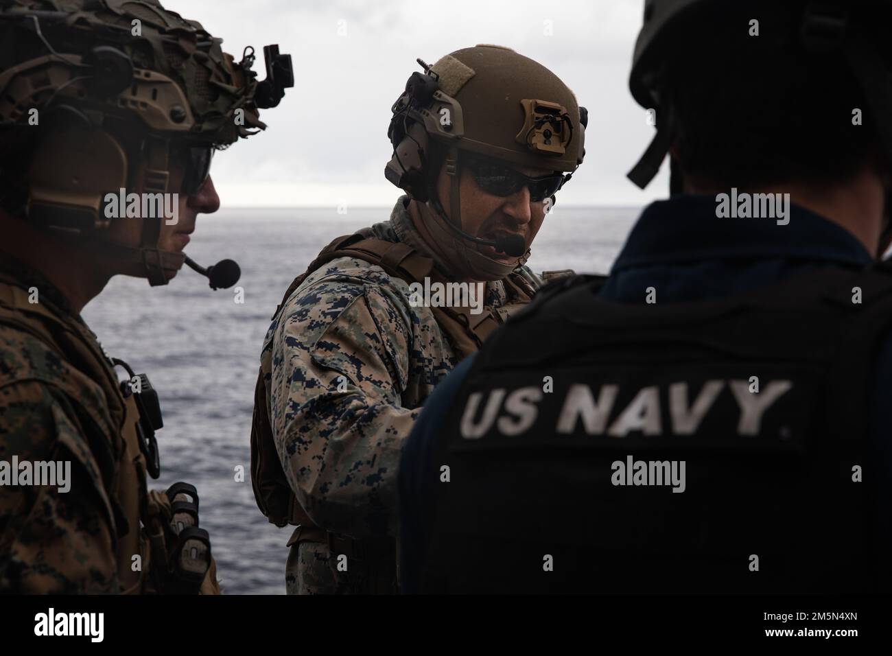 USA Marinekorps Gunnery Sgt. Charles Johnson, Infanterieführer der Echo Company, Bataillon Landing Team 2/6, 22. Marine Expeditionary Unit, erteilt Anweisungen und Feedback an die USA Navy Matrosen, während sie einen Maschinengewehrstand an Bord eines Amphibienschiffs der San Antonio-Klasse USS Arlington (LPD 24), 28. März 2022, ausführen. Arlington und 22. Marine Expeditionary Unit sind auf einem geplanten Einsatz unter dem Kommando und der Kontrolle der Task Force 61/2 in den USA Sechster Flottenbereich. Stockfoto