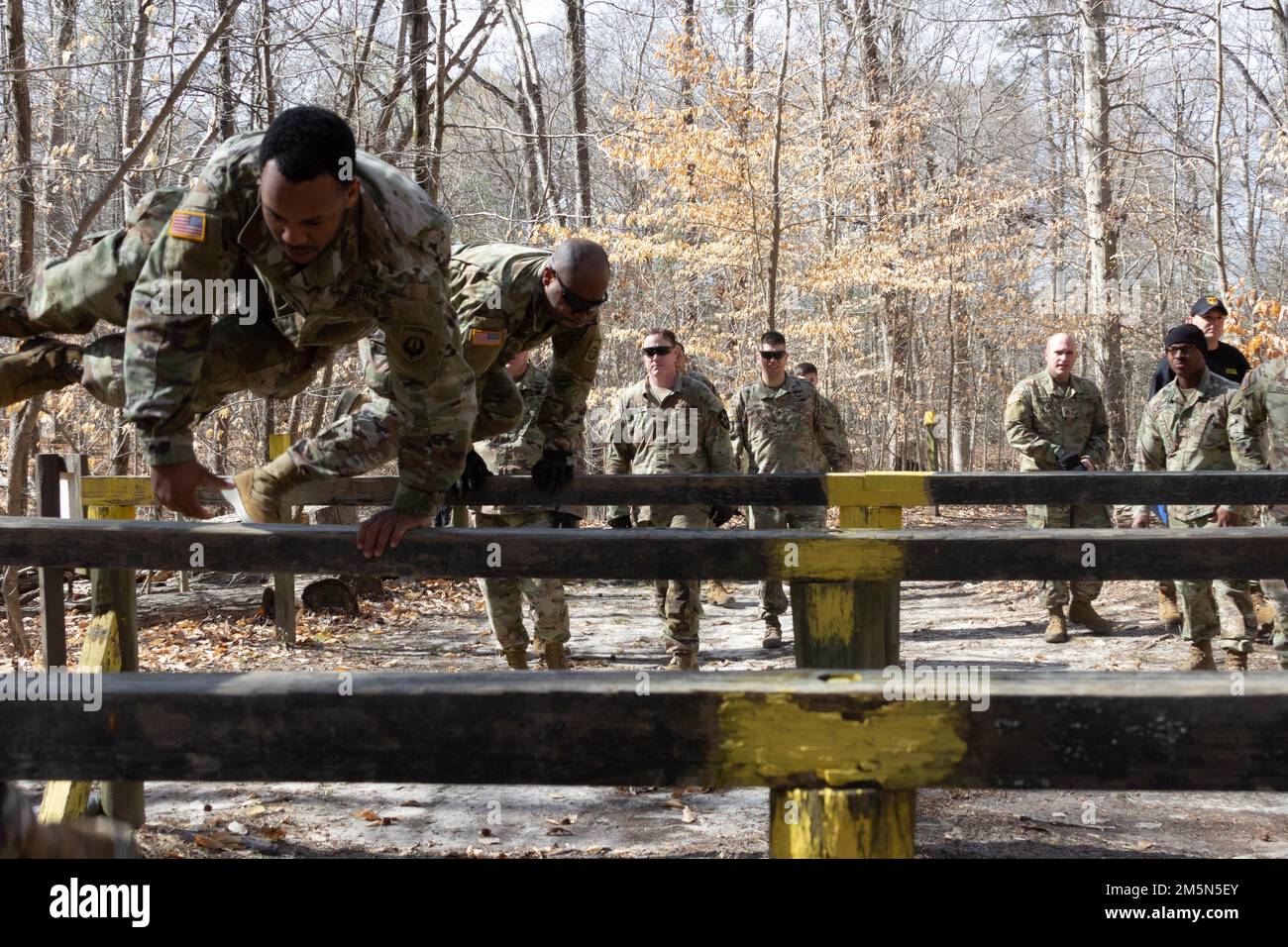 USA Soldaten der Armee, die den Kurs für Fortgeschrittene-Führer in den USA besuchen Army Aviation Center of Excellence Uncommissioned Officer Academy – Fort Eustis demonstriert erlernte Führungskenntnisse und -Fähigkeiten, indem er den Hinderniskurs am 29. März 2022 während der Commandants Challenge in Fort Eustis, Virginia, absolviert. Die Herausforderung des Kommandanten konzentriert sich auf die Entwicklung von Charakterführern durch die Betonung des Kriegerethos und der Teamarbeit in einer simulierten Kampfumgebung. Stockfoto