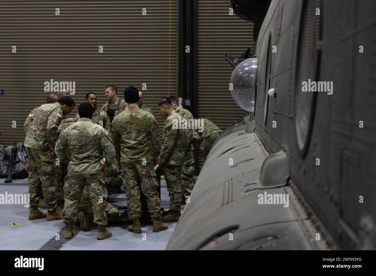 USA Soldaten der Armee, die den Kurs für Fortgeschrittene-Führer in den USA besuchen Army Aviation Center of Excellence Uncommissioned Officer Academy – Fort Eustis demonstriert am 29. März 2022 während der Battle Damage Assessment & Repair Iteration der Commandants Challenge in Fort Eustis, Virginia, erworbene Führungskenntnisse und -Fähigkeiten. Die Herausforderung des Kommandanten konzentriert sich auf die Entwicklung von Charakterführern durch die Betonung des Kriegerethos und der Teamarbeit in einer simulierten Kampfumgebung. Stockfoto