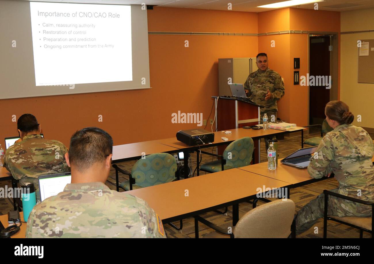 Center Right, Army Reserve Chief Warrant Officer 3 Michael Sanchez, ein Personaltechniker bei der 505. Theater Tactical Signal Brigade, unterrichtet Soldaten während eines Kurses zum Notruf-/Unfallhilfsoffizier am 29. März 2022 im Sgt. James Witkowski Armed Forces Reserve Center der 63. Readiness Division in Mountain View, Kalifornien Der dreitägige CNO/CAO-Kurs ist die erste CNO/CAO-Schulung der 63. RD seit der COVID-19-Pandemie, die den Lehrgang 2020 vorübergehend online verlegt hat. Stockfoto