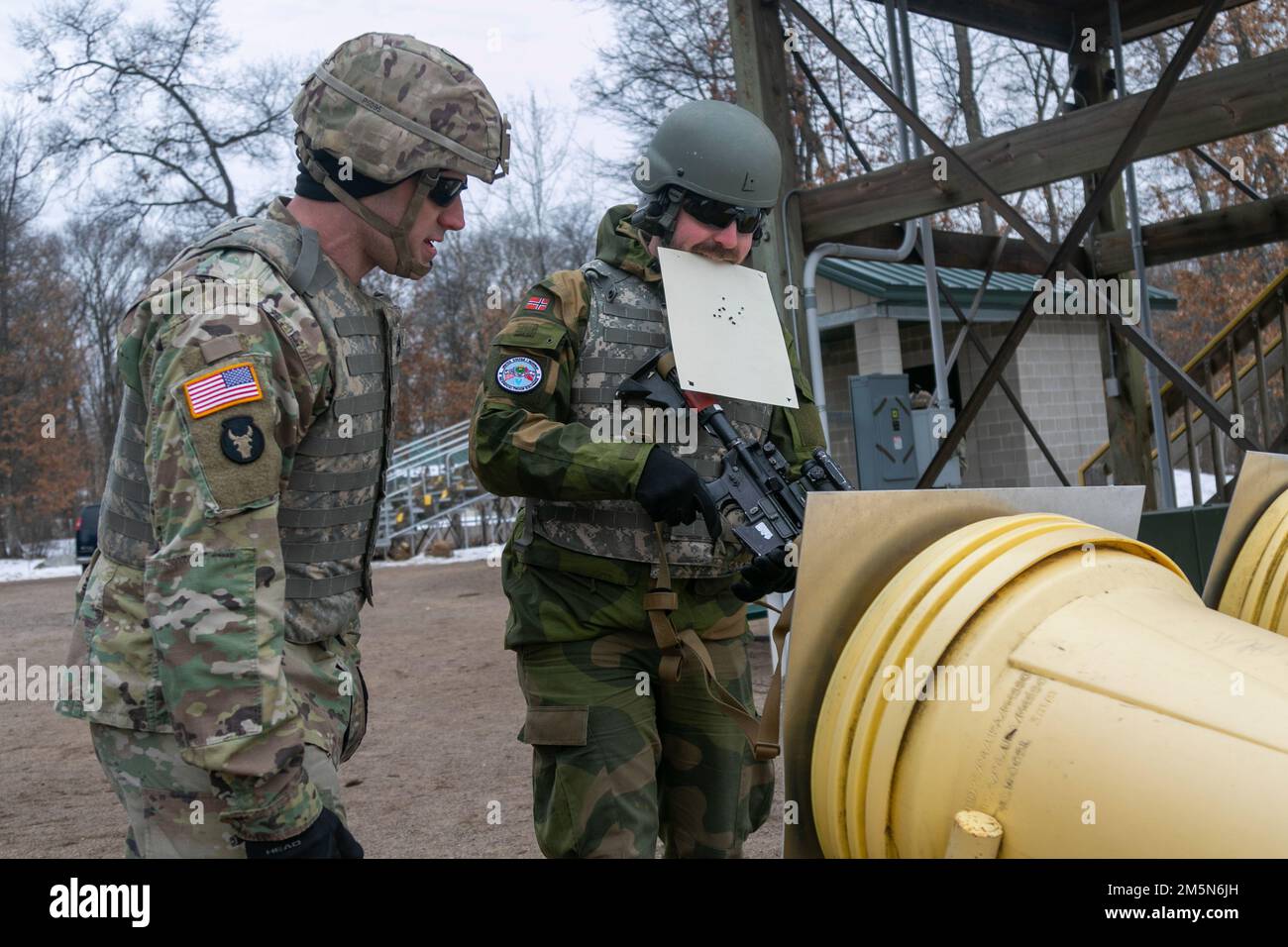 Mitglieder des norwegischen Dienstes hatten die Möglichkeit, am 29. März 2022 in Camp Ripley eine M4-Carbine-Qualifizierung durchzuführen. (Foto der Nationalgarde Minnesota von Sergeant Mahsima Alkamooneh) Stockfoto