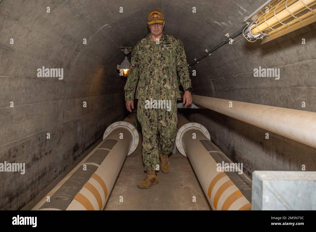 Hinterer ADM. Carl Lahti, Commander, Navy Region Japan/Commander, USA Marine Forces Japan, inspiziert unterirdische Brennstoffleitungen während einer Tour NAVSUP FLC Yokosuka Site Sasebo Facilities at Commander, Fleet Activities Sasebo (CFAS) 29. März 2022. Lahti besuchte die NAVSUP FLC Yokosuka Site Sasebo Tankstellen und traf sich im Rahmen eines geplanten Besuchs bei CFAS mit den Führern der Sasebo City, Saikai City und der japanischen Maritime Self-Defense Force, um sich mit der Anlage und der Umgebung vertraut zu machen. Stockfoto