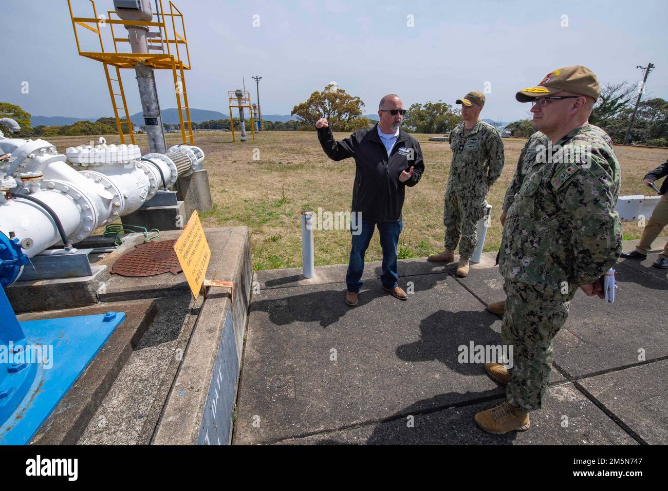 Steve Beck, stellvertretender regionaler Kraftstoffdirektor für Naval Supply Systems Command (NAVSUP) Fleet Logistics Center (FLC) Yokosuka spricht vor Rear ADM Carl Lahti, Commander, Navy Region Japan/Commander, USA Marinestreitkräfte Japans auf einer Rundreise durch die USA Größter Kraftstofftank des Verteidigungsministeriums bei Commander, Fleet Activities Sasebo (CFAS), 29. März 2022. Lahti besuchte die NAVSUP FLC Yokosuka Site Sasebo Tankstellen und traf sich im Rahmen eines geplanten Besuchs bei CFAS mit den Führern der Sasebo City, Saikai City und der japanischen Maritime Self-Defense Force, um sich mit der Anlage und der Umgebung vertraut zu machen. Stockfoto