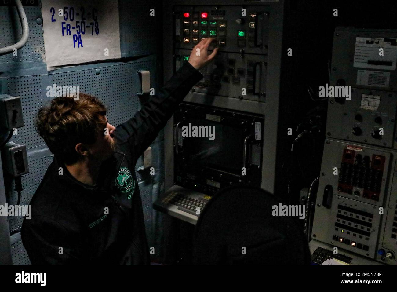 220329-N-HK187-1001 ATLANTISCHER OZEAN (29. März 2022) – Sonar Technician (Surface) 2. Class Calvin Day, der dem Arleigh Burke-Class Guided-Missile Destroyer USS The Sullivans (DDG 68) zugeteilt wurde, gibt WÄHREND eines Trainingsszenarios am 29. März EIN SONARTRAINING. Die Sullivans werden in das europäische Operationstheater entsandt und nehmen an einer Reihe von maritimen Aktivitäten zur Unterstützung der USA Teil Sechste Flotte und NATO-Alliierten. Stockfoto