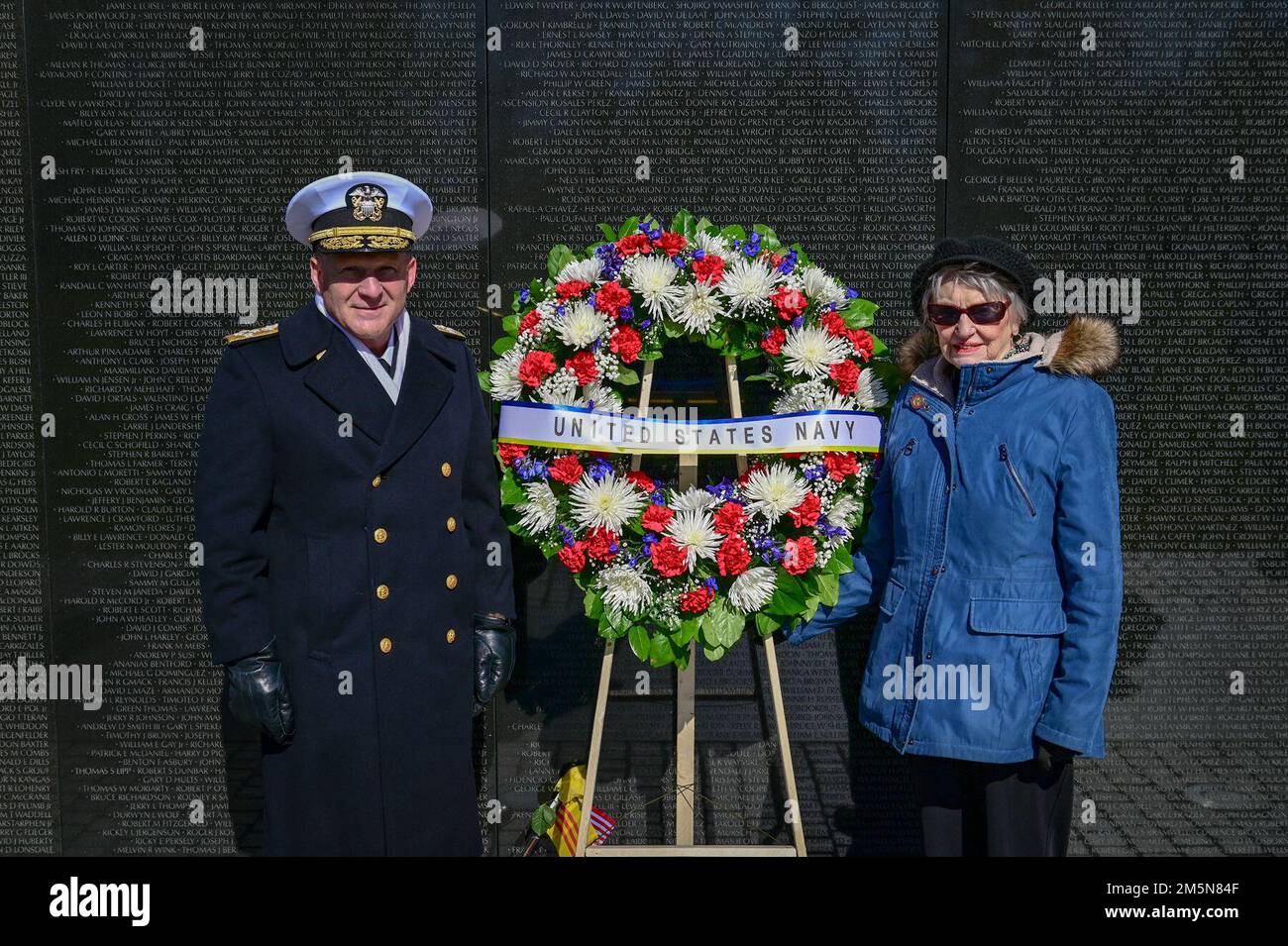 220329-N-BL637-1343 WASHINGTON (29. März 2022) Chief of Naval Operations ADM. Mike Gilday, Left, posiert für ein Foto mit Frau Ann Smith während eines Kranzes am Vietnam Veterans Memorial am National Vietnam war Veterans Day. Anne Smith ist die Witwe von LT. Commander. James A. Smith, der während des Vietnamkriegs an Bord der USS Orisany getötet wurde. Stockfoto