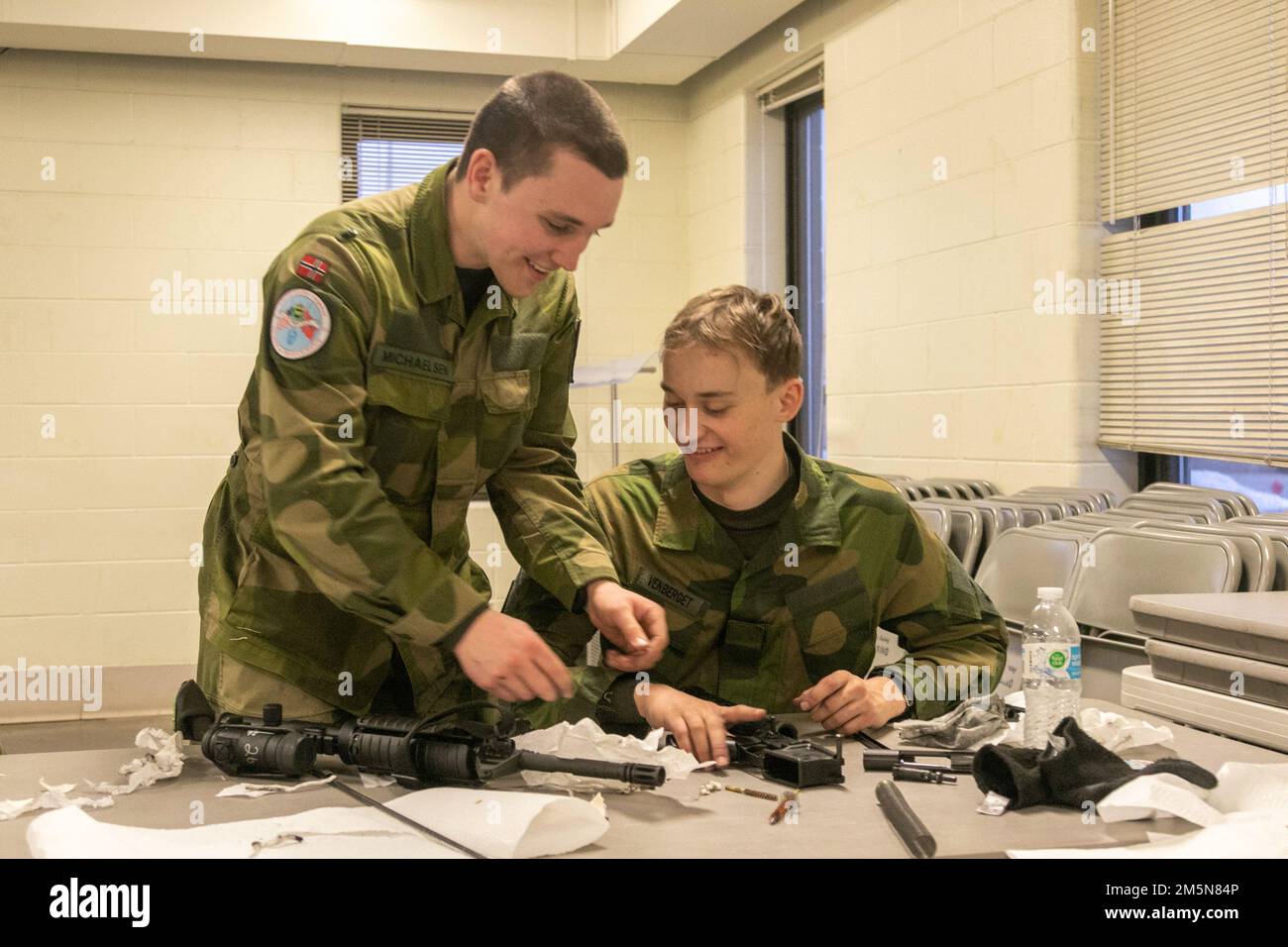 Jugendliche aus Norwegen reinigten ihre M4 Karabingewehre nach einer Qualifikation in Camp Ripley, 29. März 2022. (Foto der Nationalgarde Minnesota von Sergeant Mahsima Alkamooneh) Stockfoto