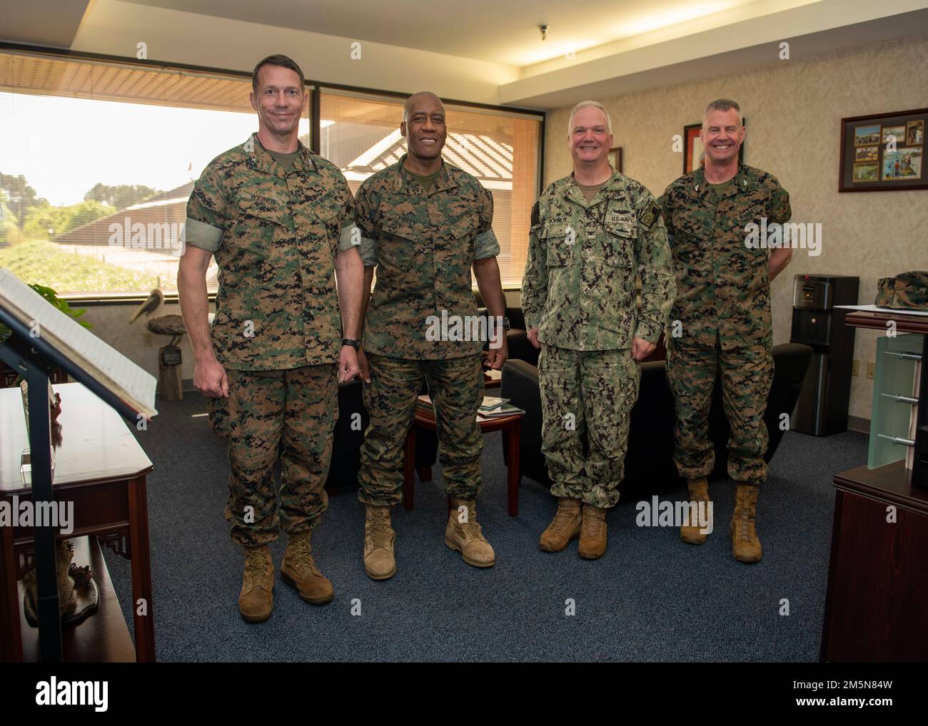 220329-N-KG461-1006 Kings Bay, Ga (29. März 2022) von links: Oberst Michael Weber, Befehlshaber des Marine Corps Security Force Bataillons; Generalleutnant Michael E. Langley, Befehlshaber des Marine Forces Command; Kapitän Chris Bohner, Befehlshaber des Marine-U-Boot-Stützpunkts Kings Bay, und Oberst Richard Pitchford, Befehlshaber des Marine Corps Security Force Regiment. Langley besuchte Kings Bay, um Marines und Matrosen zu treffen, die dem Marine Corps Security Force Bataillon zugeteilt wurden. Stockfoto