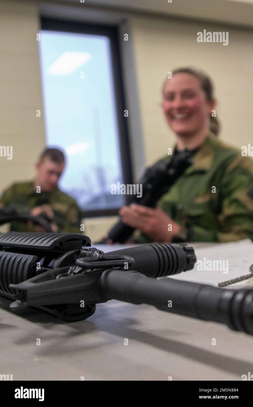 Jugendliche aus Norwegen reinigten ihre M4 Karabingewehre nach einer Qualifikation in Camp Ripley, 29. März 2022. (Foto der Nationalgarde Minnesota von Sergeant Mahsima Alkamooneh) Stockfoto