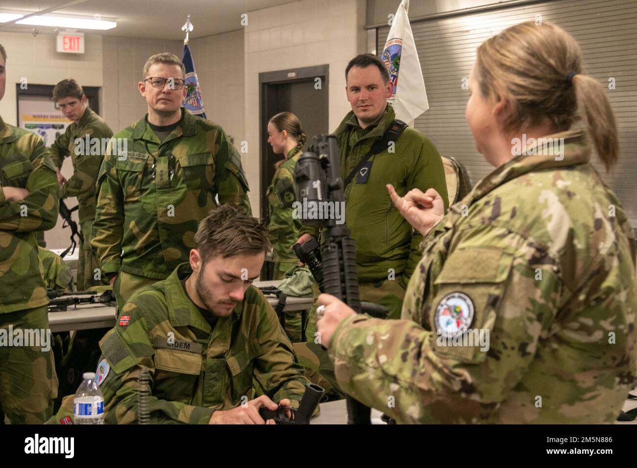 Jugendliche aus Norwegen reinigten ihre M4 Karabingewehre nach einer Qualifikation in Camp Ripley, 29. März 2022. (Foto der Nationalgarde Minnesota von Sergeant Mahsima Alkamooneh) Stockfoto