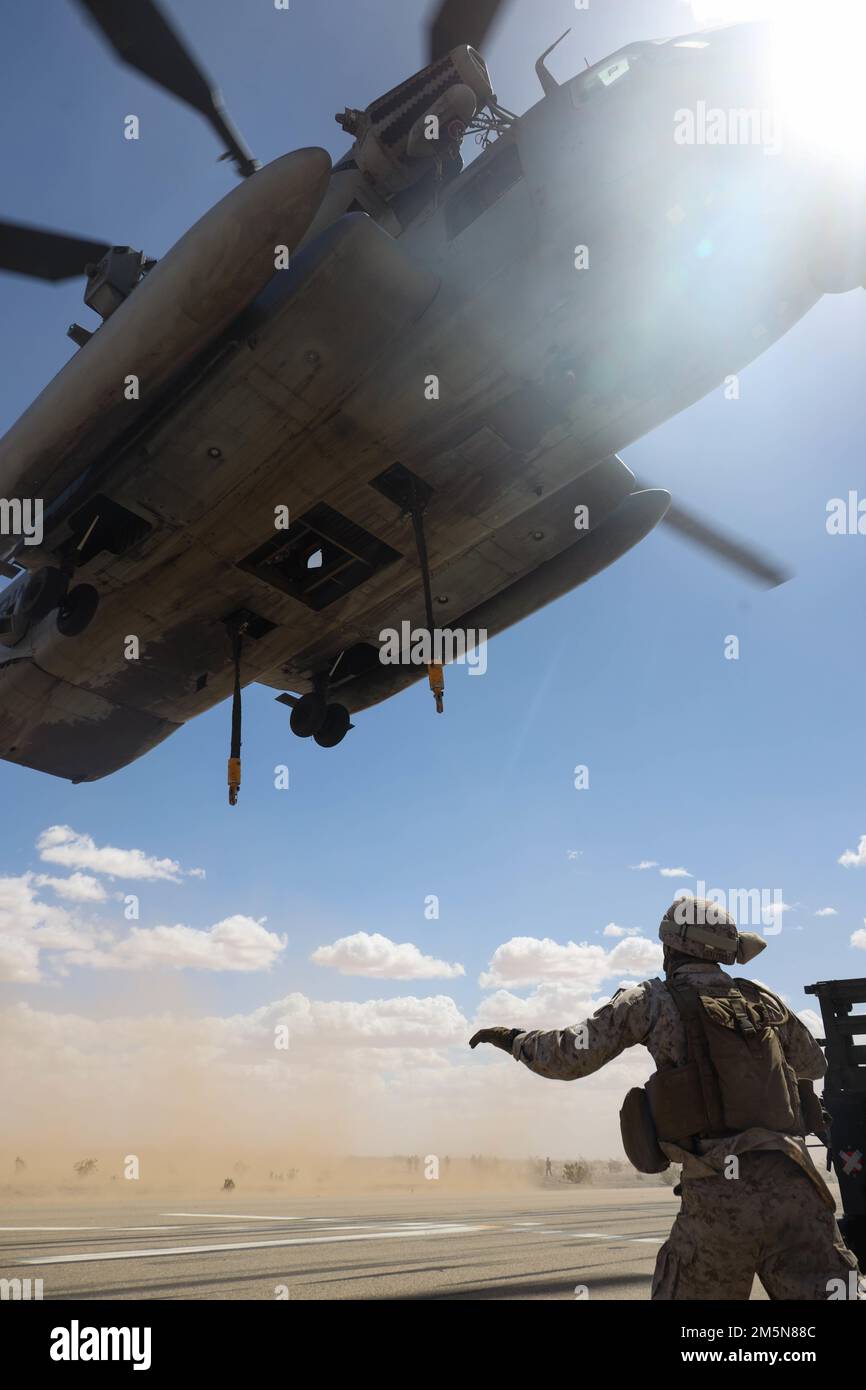 USA Marinekorps Sgt. Quiendarius Salters, ein Spezialist für Landungsunterstützung, der dem Marinewaffen- und Taktikgeschwader Eins (MAWTS-1) zugewiesen ist, nimmt an einer externen Aufzugsübung während des Waffen- und Taktiklehrers (WTI) Kurs 2-22 am Hilfsflugplatz II in der Nähe von Yuma, Arizona, 29. März 2022 Teil. WTI ist eine siebenwöchige Schulungsveranstaltung, die von MAWTS-1 veranstaltet wird und standardisierte taktische Schulungen und Zertifizierungen von Ausbildungslehrern für Einheiten zur Unterstützung der Ausbildung und Bereitschaft in der Marine Aviation bietet und bei der Entwicklung und dem Einsatz von Flugwaffen und -Taktiken hilft. Stockfoto