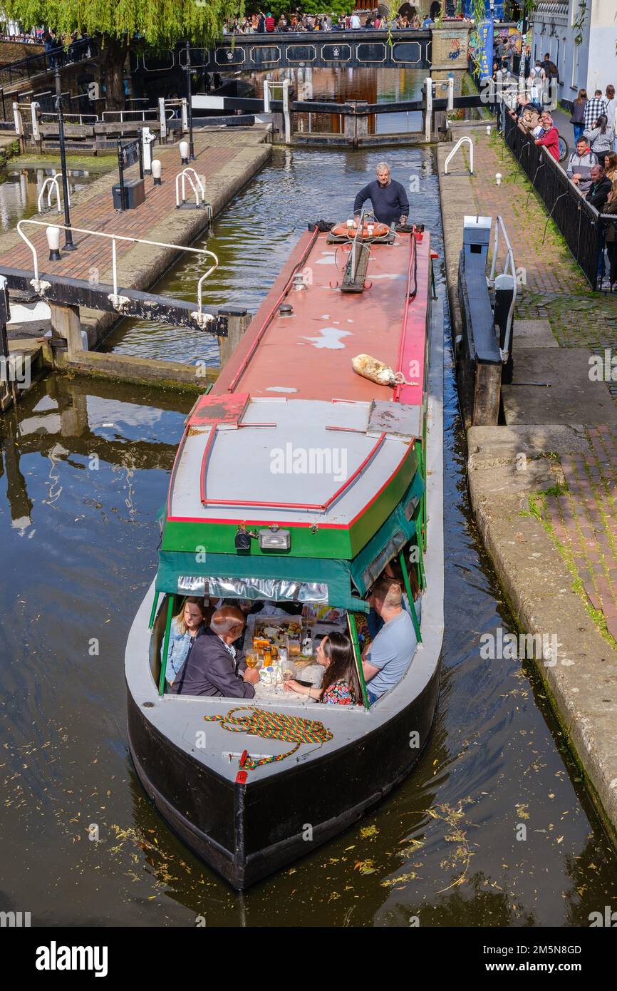 Ein Schmalboot fährt durch Camden Lock am Regent's Canal, Camden Town, ein beliebtes Touristenziel, London Stockfoto