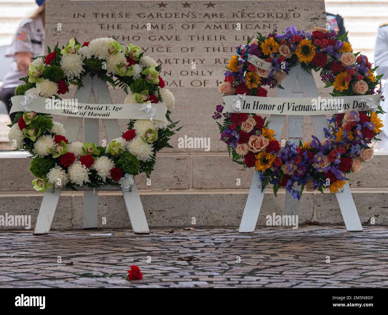 HONOLULU (29. März 2022) Kränze werden während der Zeremonie zum Vietnam war Veterans Day auf dem National Memorial Cemetery of the Pacific gelegt. Militärangehörige, Veteranen, Ehrengäste und Zuschauer versammelten sich zu Ehren von über drei Millionen Männern und Frauen, die im Vietnamkrieg dienten und opferten. Stockfoto