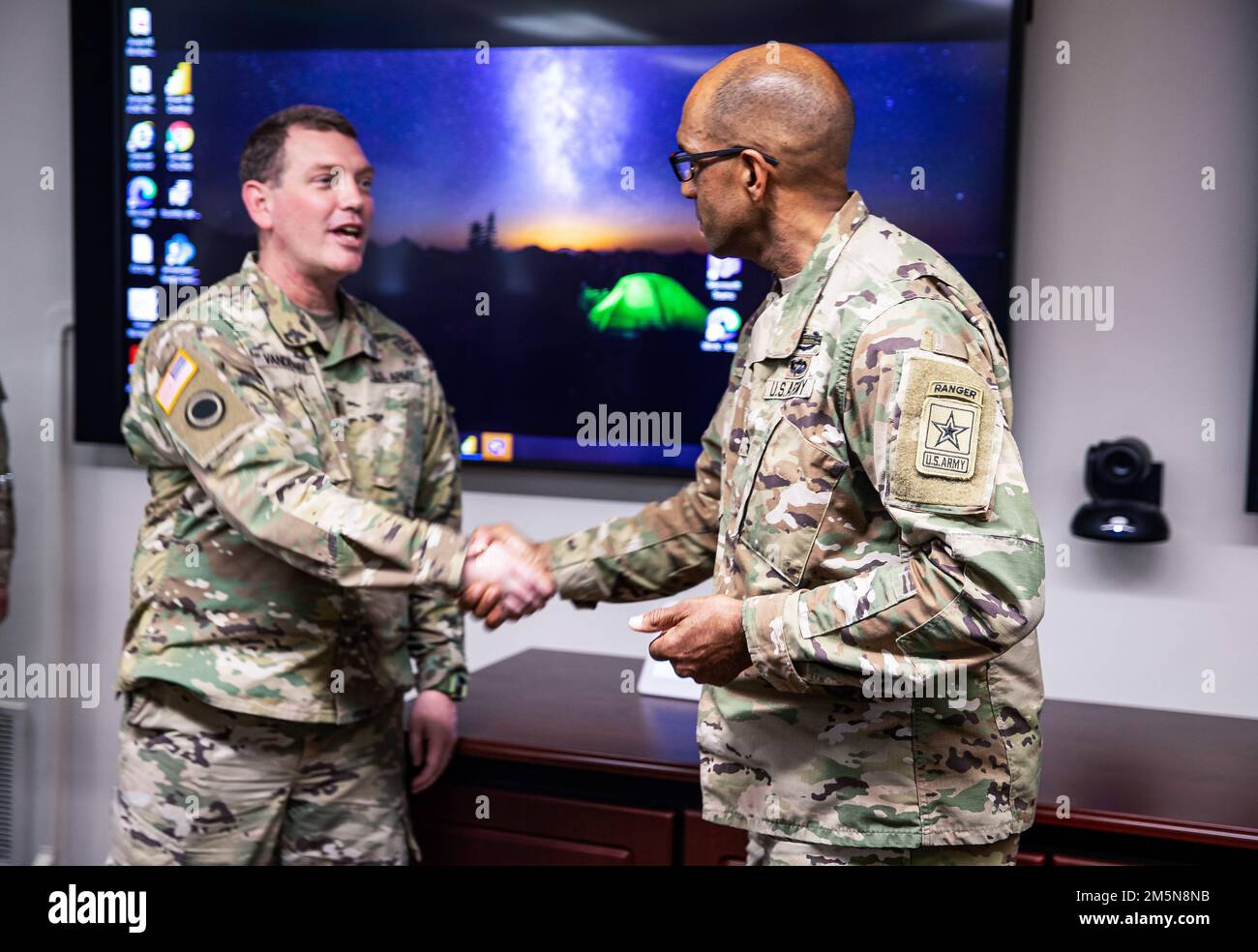 Generalleutnant Gary Brito, rechts, stellvertretender Stabschef G-1-Stab der US-Armee, verleiht eine Münze an den Chief Warrant Officer 3 Richard Vandeway, Left, einen Personaltechniker, der dem 1-Personal des Amerikanischen Ersten Korps zugewiesen ist, Nach einem Briefing über eine prototypische Personalverwaltungsanwendung auf der Joint Base Lewis-McChord, Washington, 29. März 2022. Vandeway spielte eine wichtige Rolle bei der Entwicklung der Anwendung, die darauf ausgelegt ist, das Personalmanagement bis hin zur Unternehmens- und Abschnittsebene zu vereinfachen und zu verbessern. Stockfoto