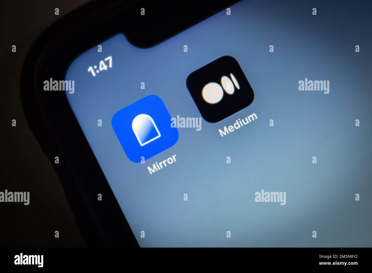 Mirror.xyz, eine dezentralisierte, kryptobasierte web3-Publishing-Plattform mit Blockchain und eine US-Online-Publishing-Plattform mit Medium.com-Symbolen auf einem iPhone Stockfoto