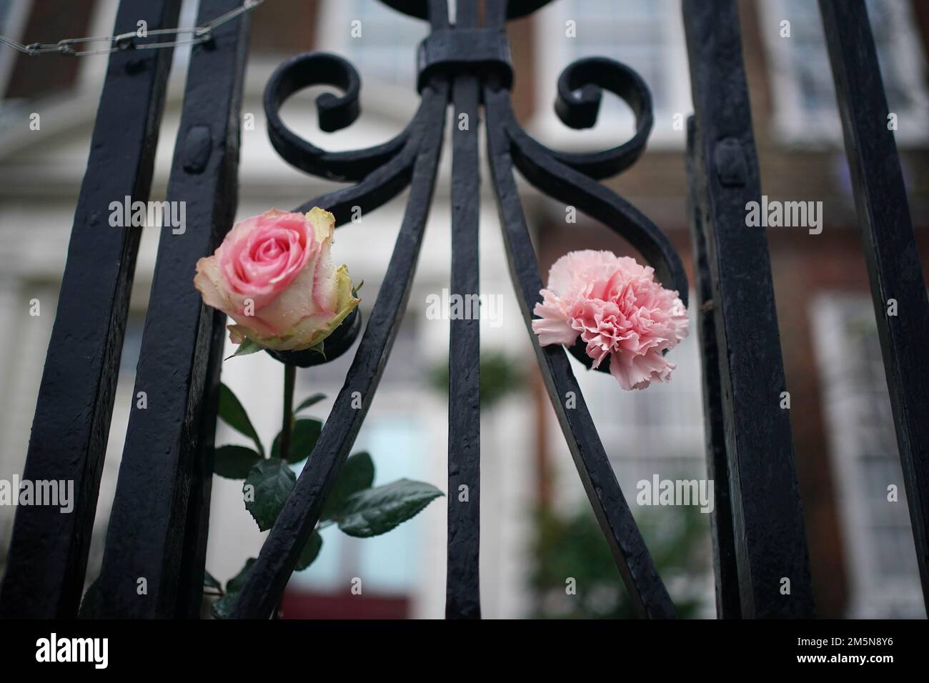 Blumen und Ehrungen vor dem Haus von Dame Vivienne Westwood in London ist die Modedesignerin im Alter von 81 Jahren gestorben. Foto: Freitag, 30. Dezember 2022. Stockfoto