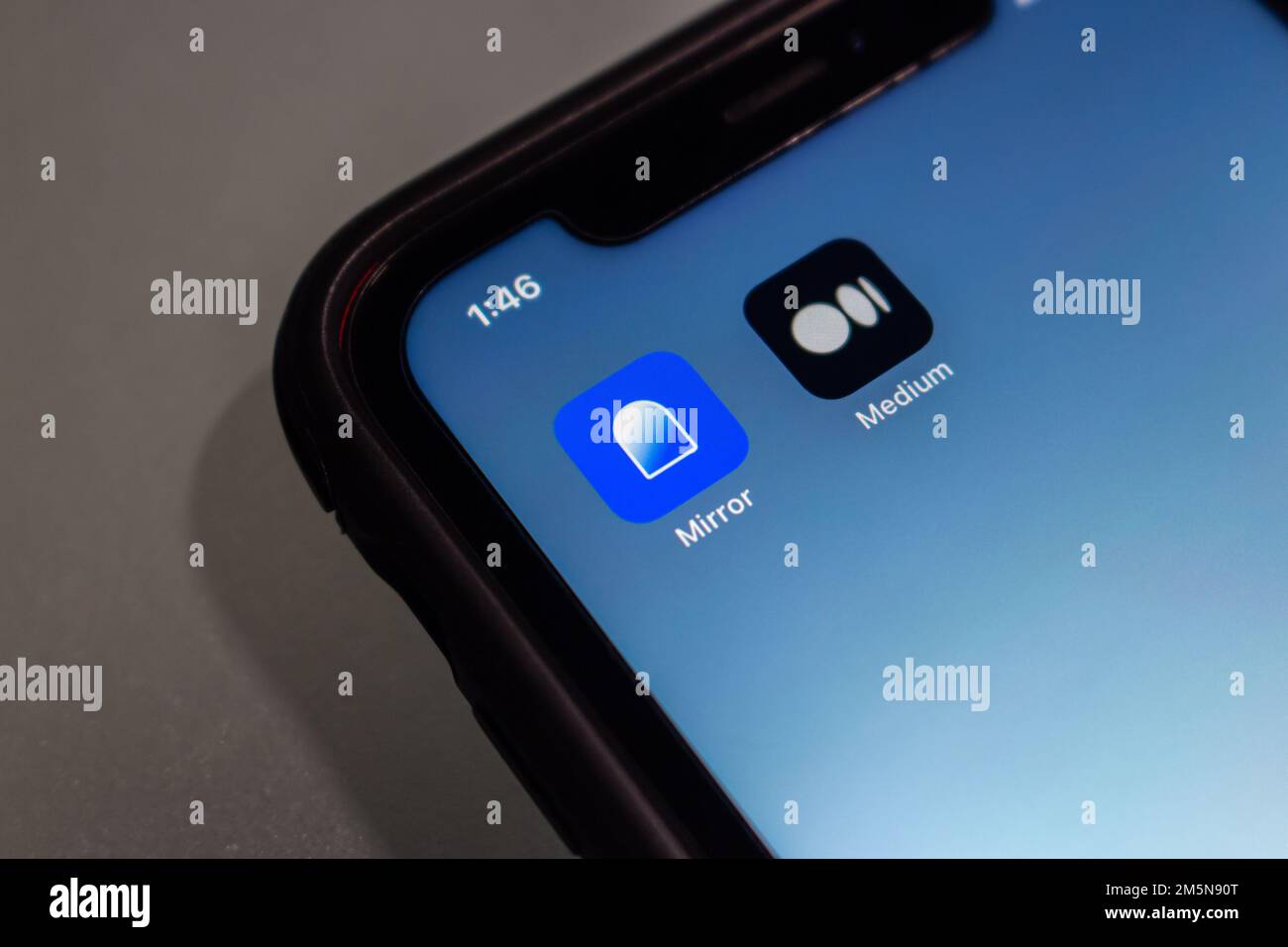 Mirror.xyz, eine dezentralisierte, kryptobasierte web3-Publishing-Plattform mit Blockchain und eine US-Online-Publishing-Plattform mit Medium.com-Symbolen auf einem iPhone Stockfoto