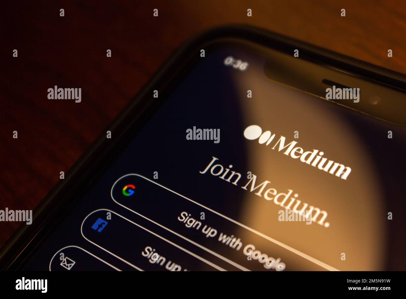 Vancouver, KANADA - Dez 3 2022 : eine US Open Writing Online Publishing Platform Medium.com-Website auf einem iPhone-Bildschirm. Stockfoto