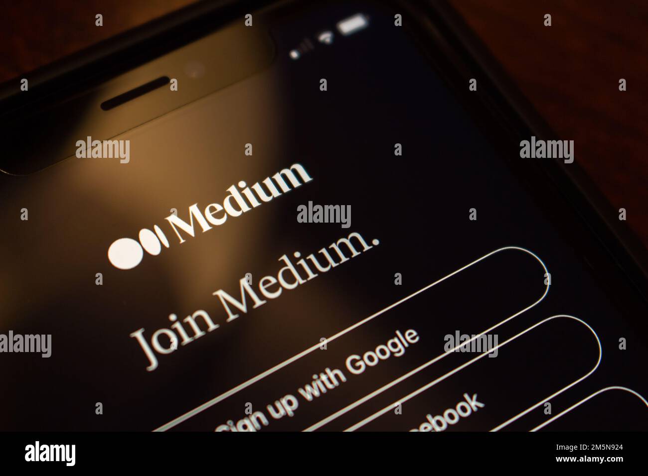 Vancouver, KANADA - Dez 3 2022 : eine US Open Writing Online Publishing Platform Medium.com-Website auf einem iPhone-Bildschirm. Stockfoto