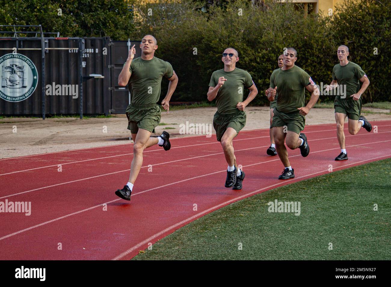 USA Marinekorps Rekruten bei Charlie Company, 1. Recruit Training Battalion, laufen während einer Sportveranstaltung im Marine Corps Recruit Depot San Diego, 29. März 2022. Nach dem Lauf brachen Rekruten in Stationen auf, die aus verschiedenen Übungen bestanden. Stockfoto