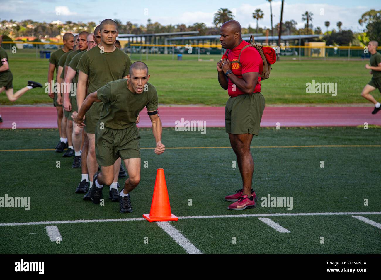 USA Marinekorps-Rekruten bei Charlie Company, 1. Recruit Training Battalion, nehmen an einer Sportveranstaltung im Marine Corps Recruit Depot San Diego am 29. März 2022 Teil. Rekruten zogen durch verschiedene Stationen und führten zahlreiche Übungen durch. Stockfoto