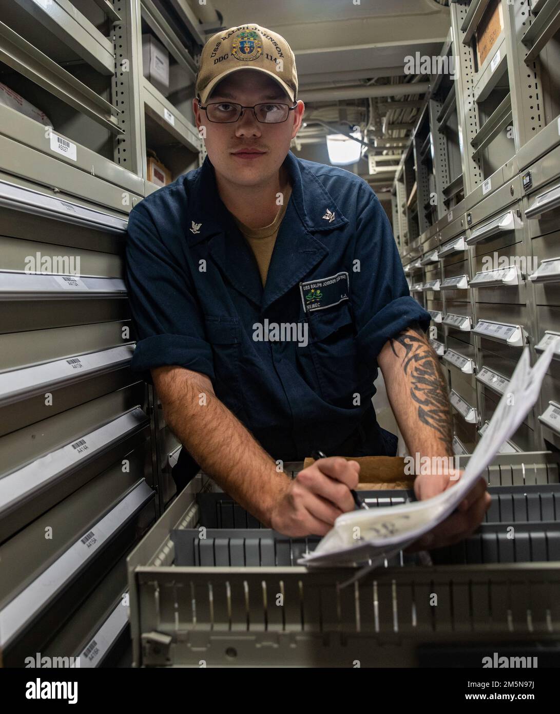 EAST CHINA SEA (29. März 2022) Logistics Specialist 3. Class Kenneth Nemec aus Longmont, Colorado, posiert für ein Foto an Bord der USS Ralph Johnson (DDG 114). USS Ralph Johnson ist der Task Force 71/DESRON 15, der größten nach vorn eingesetzten DESRON der Marine, und der Hauptstreitkraft der US-amerikanischen 7.-Flotte zugewiesen. Stockfoto