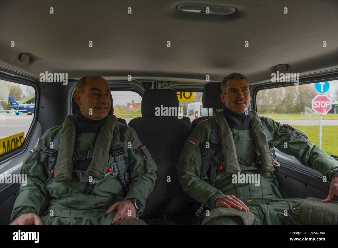 USA General der Luftwaffe Jeff L. Harrigian, USA Air Forces in Europe und Air Forces Africa Commander, spricht mit einem Royal Netherlands Air Force Pilot auf dem Luftwaffenstützpunkt Leeuwarden, Niederlande, 29. März 2022. Die friesische Flagge ist eine zweiwöchige Übung unter Führung der Royal Netherlands Air Force, die darauf abzielt, Verbündete- und Partnerkapazitäten aufzubauen und so die Wirksamkeit und Interoperabilität zu verbessern. Stockfoto