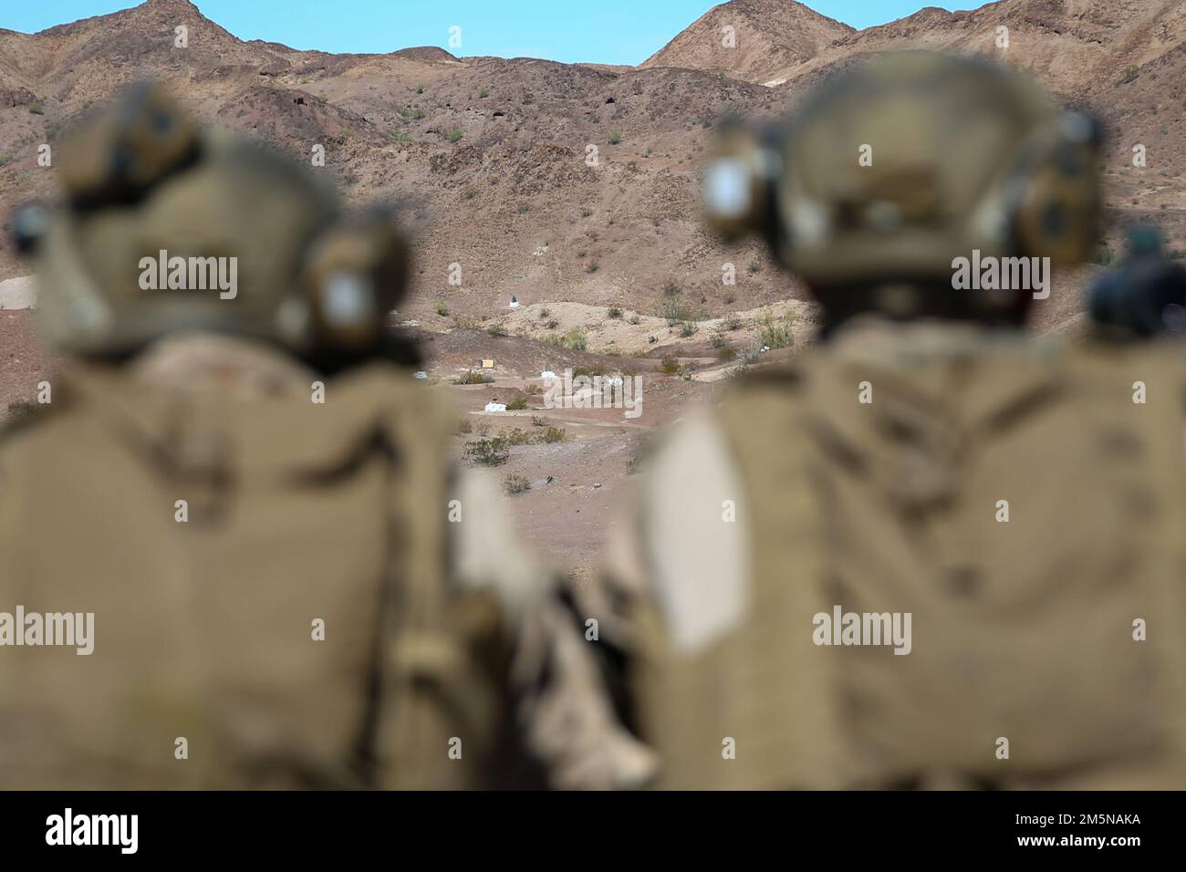 USA Marines mit 1. Bataillon, 2D. Marineregiment, 2D. Marine Division (MARDIV), Orten Ziele während des Waffen- und Taktiklehrers (WTI) Kurses auf der Marine Corps Air Station Yuma, Arizona, 29. März 2022. WTI ist eine siebenwöchige Schulungsveranstaltung, die vom Marineflüchtwaffen- und Taktikgeschwader Eins (MAWTS-1) ausgerichtet wird und die die Entwicklung von Experimenten kleiner, aufgabenorganisierter Einheiten über alle Kriegsbekämpfungsfunktionen hinweg in den Vordergrund stellt und die Fähigkeit des Bataillons zur Führung und Kontrolle, zur Planung von Brandabwehrmaßnahmen und zur Aufklärung verbessert; Und logistische Unterstützung für verteilte Unternehmen o Stockfoto