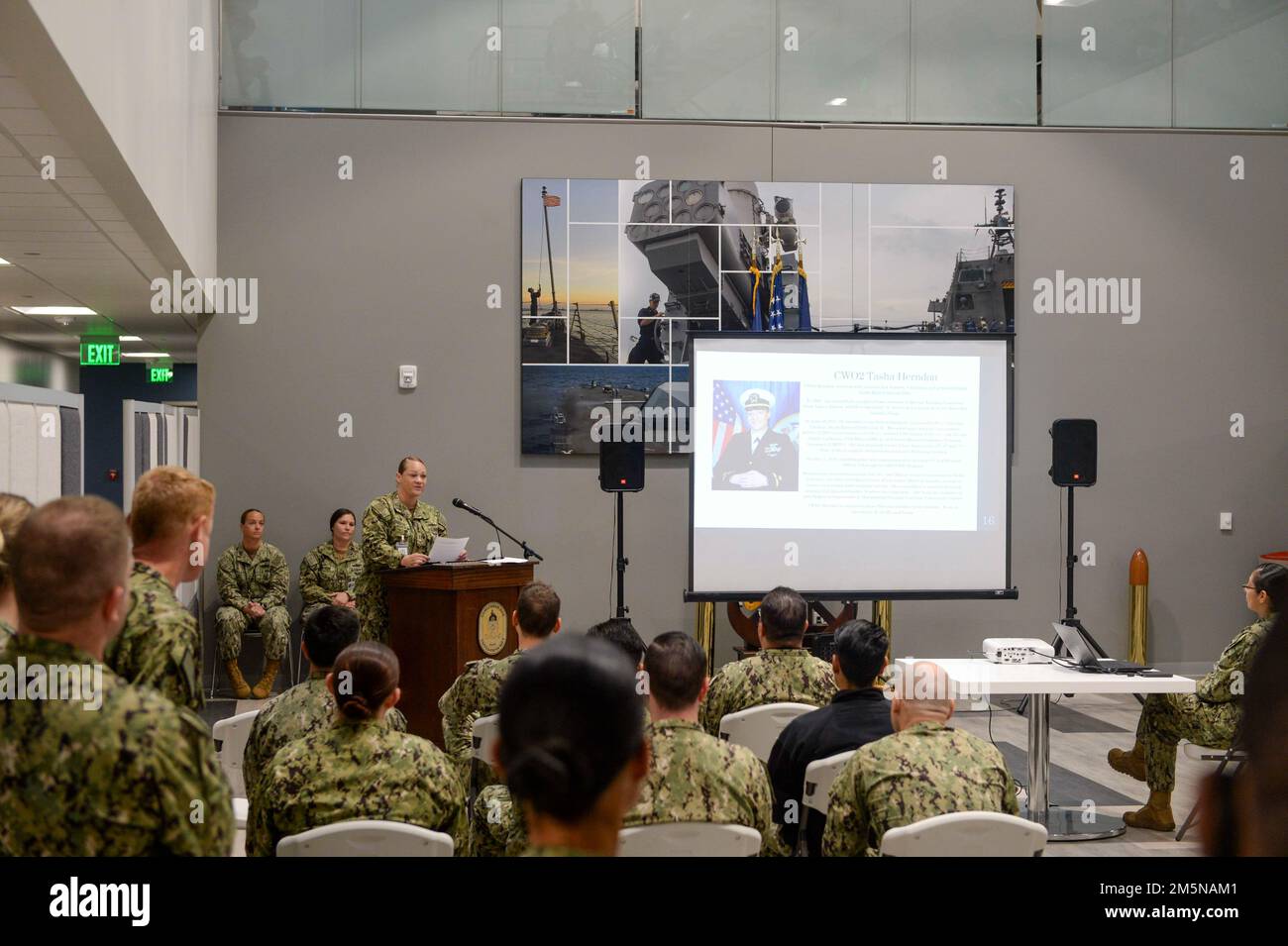 220329-N-ZS023-1030 (29. März 2022) MARINESTÜTZPUNKT SAN DIEGO Chief Warrant Officer Tasha Herndon spricht vor Seeleuten, die dem Littoral Combat Ship Squadron ONE (COMLCSRON ONE) zugeteilt wurden, während einer Präsentation anlässlich des Women's History Month. LCS ist eine schnelle, agile, missionsorientierte Plattform, die für den Einsatz in küstennahen Umgebungen entwickelt wurde und sich gegen Bedrohungen aus dem 21. Jahrhundert an der Küste wappnet. LCS kann die Präsenz nach vorn, die Gefahrenabwehr im Seeverkehr, die Kontrolle des Seeverkehrs und die Abschreckung unterstützen. Stockfoto