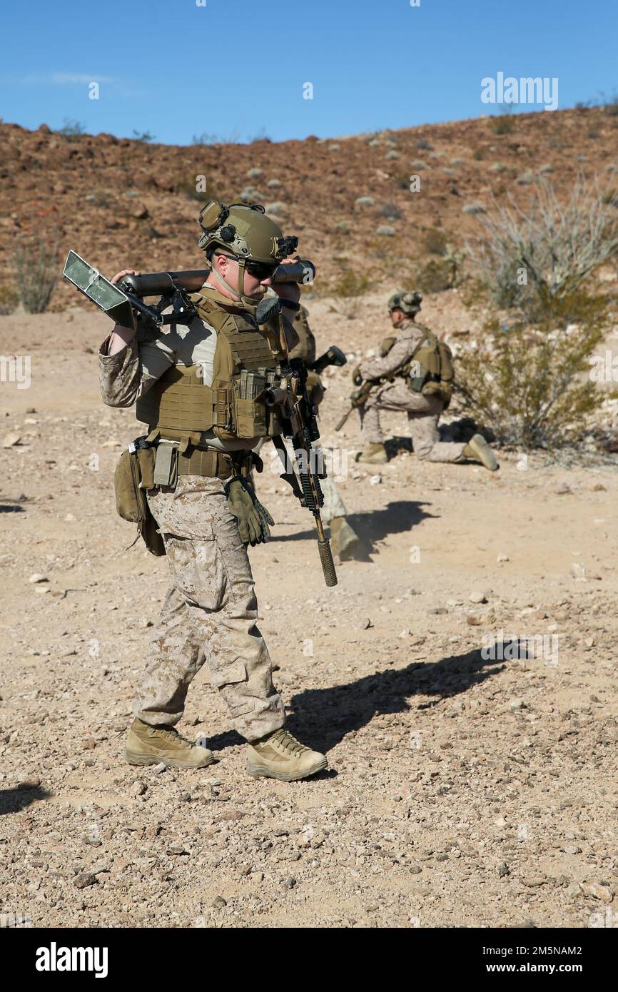 USA Marine Corps CPL. Logan Hughes, stammt aus Lissabon, Ohio, und ist ein Schütze mit 1. Bataillon, 2D. Marineregiment, 2D. Marine Division (MARDIV), patrouilliert während des Waffen- und Taktiklehrers (WTI) Kurses auf der Marine Corps Air Station Yuma, Arizona, 29. März 2022. WTI ist eine siebenwöchige Trainingsveranstaltung, die von der Marine Aviation Weapons and Tactics Squadron One (MAWTS-1) veranstaltet wird und die die Entwicklung von kleinen, aufgabenorganisierten Gruppenexperimenten über alle Kriegsbekämpfungsfunktionen hinweg in den Vordergrund stellt und die Fähigkeit des Bataillons zur Führung und Kontrolle, zur Planung von Feuerwehren und zu Geheimdienstfunktionen verbessert Stockfoto