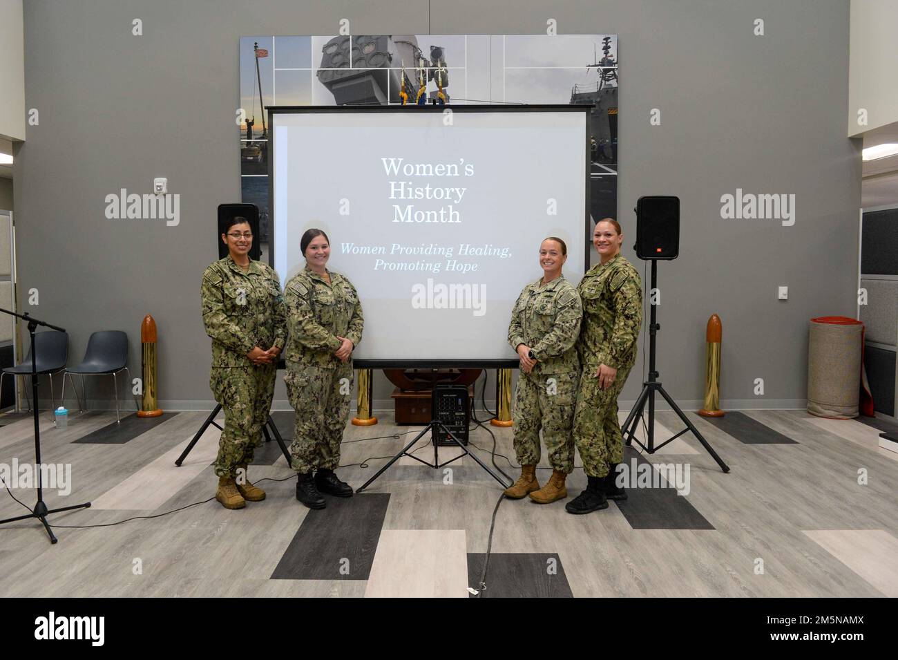 220329-N-ZS023-1035 (29. März 2022) MARINESTÜTZPUNKT SAN DIEGO Information System's Technician Chief Petty Officer Sarahi Amorim, Left, Boatswain’s Mate 1. Class Kayla Shaheen, Mitte links, Navy Counselor 1. Class Jessica Estelle, Mitte rechts, Und Chief Warrant Officer Tasha Herndon posieren für ein Foto, um den Women's History Month bei der Littoral Combat Ship Squadron ONE (COMLCSRON ONE) zu feiern. LCS ist eine schnelle, agile, missionsorientierte Plattform, die für den Einsatz in küstennahen Umgebungen entwickelt wurde und sich gegen Bedrohungen aus dem 21. Jahrhundert an der Küste wappnet. LCS kann Vorwärtspräsenz, maritime Sicherheit, Sea C unterstützen Stockfoto