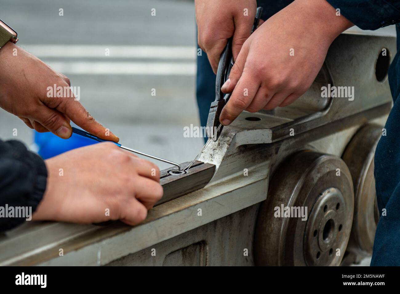 220329-N-SI601-2004 YOKOSUKA, Japan (29. März 2022) Seeleute ersetzen den Sicherheitsdraht in einem Katapult-Shuttle an Bord der USA Der einzige vorwärtsgesetzte Flugzeugträger der Navy USS Ronald Reagan (CVN 76). Der Sicherheitsdraht muss regelmäßig an den Katapult-Shuttles ausgetauscht werden, um die Integrität des Katapults zu erhalten. Ronald Reagan, das Flaggschiff der Carrier Strike Group 5, stellt eine kampfbereite Truppe bereit, die die Vereinigten Staaten schützt und verteidigt und Bündnisse, Partnerschaften und kollektive maritime Interessen in der Region Indo-Pazifik unterstützt. Stockfoto