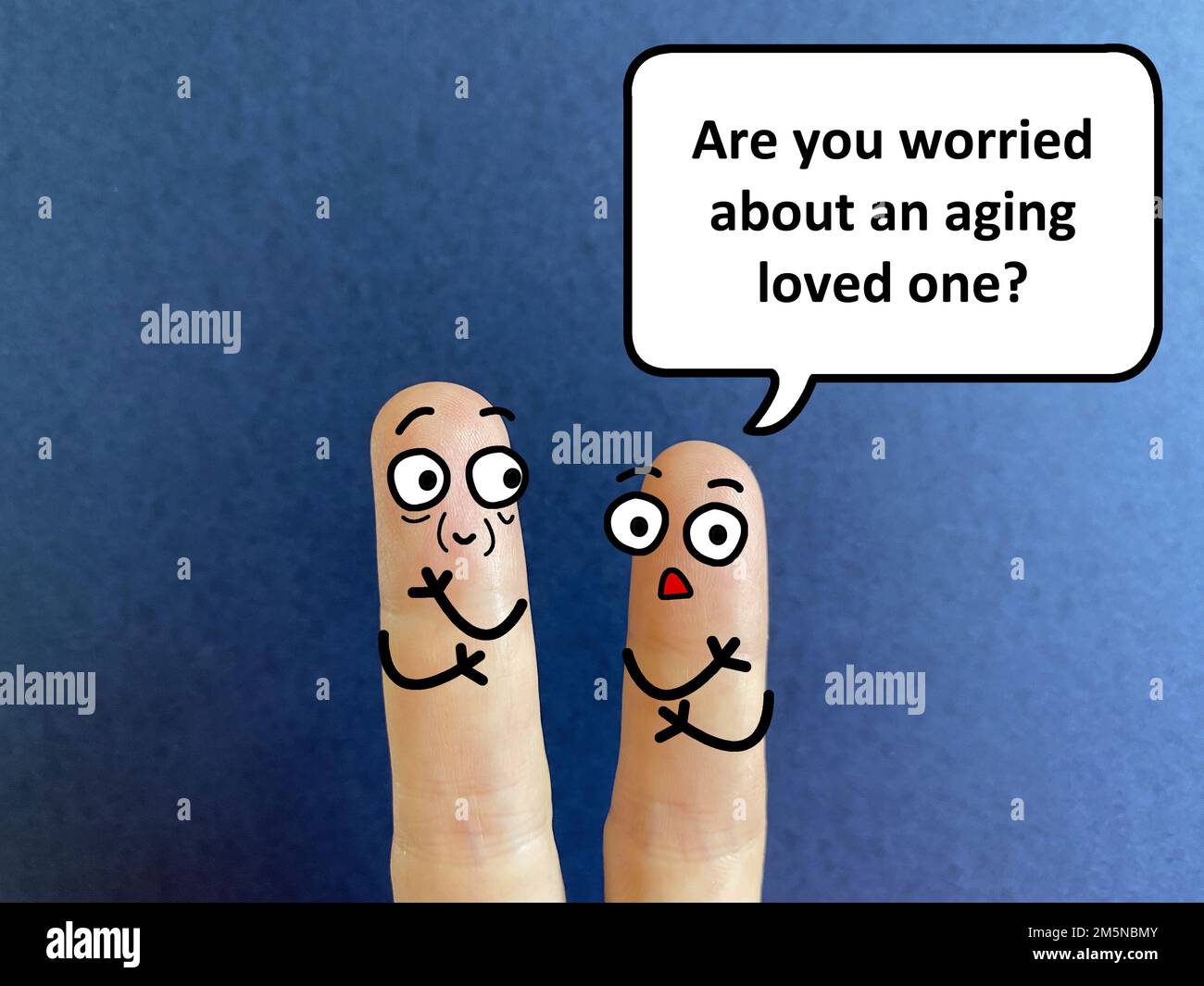 Zwei Finger sind als zwei Personen dekoriert. Einer von ihnen fragt einen anderen, ob er sich Sorgen um einen alternden geliebten Menschen macht. Stockfoto