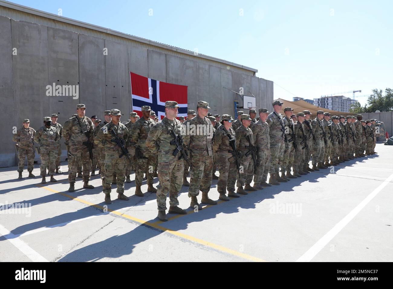 USA Soldaten, die der Task Force Pioneer, Combined Joint Task Force – Operation inhärent Resolve, zugeteilt wurden, bereiten sich darauf vor, ihre norwegischen fußmarschabzeichen und -Zertifikate vom 29. März 2022 in Bagdad, Irak, zu erhalten. Der norwegische fußmarsch ist ein körperlich anspruchsvoller Test für Ausdauer, körperliche Fitness und geistige Belastbarkeit, bei dem die Teilnehmer einen 18,6-Meilen-fußmarsch absolvieren und dabei einen 25-Pfund-Rruck innerhalb eines Zeitstandards tragen. Stockfoto