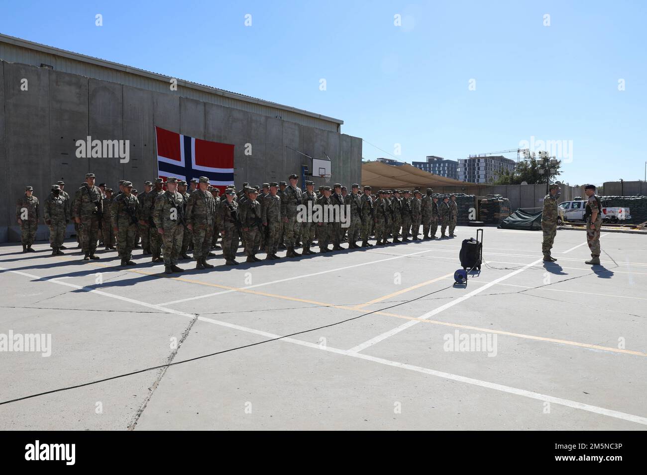 USA Soldaten, die der Task Force Pioneer, Combined Joint Task Force – Operation inhärent Resolve, zugeteilt wurden, bereiten sich darauf vor, ihre norwegischen fußmarschabzeichen und -Zertifikate vom 29. März 2022 in Bagdad, Irak, zu erhalten. Der norwegische fußmarsch ist ein körperlich anspruchsvoller Test für Ausdauer, körperliche Fitness und geistige Belastbarkeit, bei dem die Teilnehmer einen 18,6-Meilen-fußmarsch absolvieren und dabei einen 25-Pfund-Rruck innerhalb eines Zeitstandards tragen. Stockfoto