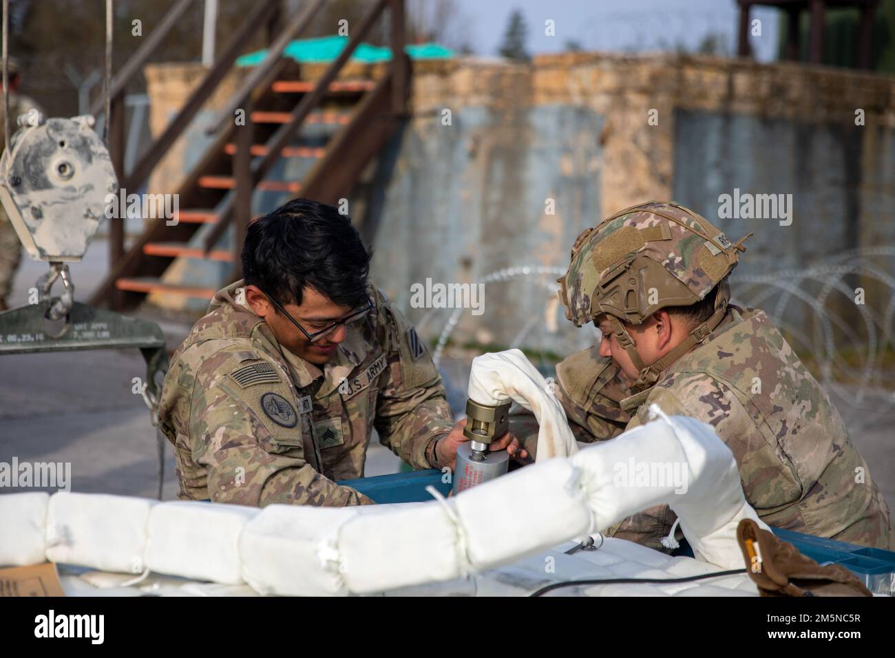 Soldaten mit dem 10. Brigadeingenieurbataillon, dem 1. Panzerbrigade-Kampfteam, der 3. Infanteriedivision, bereiten die Ausrüstung für die Mine Clearing Line Charge (MIC-lic) im Trainingsbereich Grafenwoehr, 29. März 2022, vor. Das 1. ABCTeam, 3. ID, ist Teil der 1. Infanterie-Division und des V-Korps, Amerikas vorwärtsgerichtetes Korps in Europa, das mit den NATO-Alliierten und regionalen Sicherheitspartnern zusammenarbeitet, um Kampfeinsatzkräfte bereitzustellen, gemeinsame und multinationale Ausbildungsübungen durchzuführen; Und die Kontrolle über seine Rotations- und zugeteilten Einheiten im Europäischen Theater behalten. Stockfoto