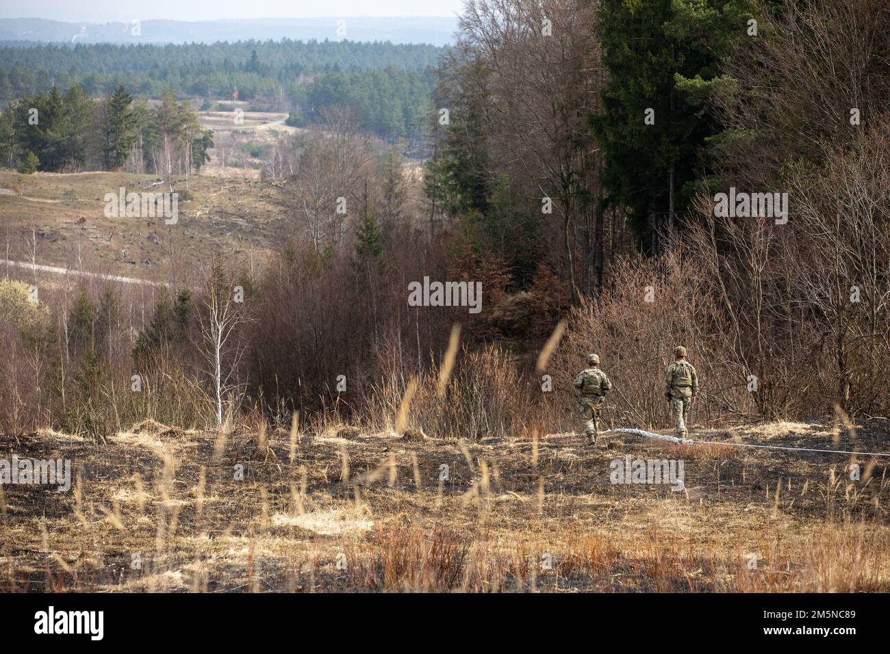 Soldaten mit dem 10. Brigadeingenieurbataillon, dem 1. Panzerbrigade-Kampfteam, der 3. Infanteriedivision, holen nach dem Trockenlauf der Mine Clearing Line Charge (MIC-lic) im Trainingsbereich Grafenwoehr, 29. März 2022, Ausrüstung ab. Das 1. ABCTeam, 3. ID, ist Teil der 1. Infanterie-Division und des V-Korps, Amerikas vorwärtsgerichtetes Korps in Europa, das mit den NATO-Alliierten und regionalen Sicherheitspartnern zusammenarbeitet, um Kampfeinsatzkräfte bereitzustellen, gemeinsame und multinationale Ausbildungsübungen durchzuführen; Und die Kontrolle über seine Rotations- und zugeteilten Einheiten im Europäischen Theater behalten. Stockfoto