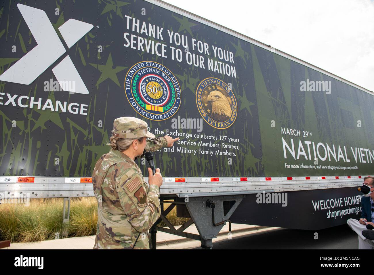 USA Luftwaffenbrücke. General Caroline M. Miller, Commander, 502. Air Base Wing and Joint Base San Antonio, Texas, hält Eröffnungsrede während der Feier zur Erinnerung an die Vietnam war Veterans, 29. März 2022, Joint Base San Antonio-Fort Sam Houston, Texas. Stockfoto