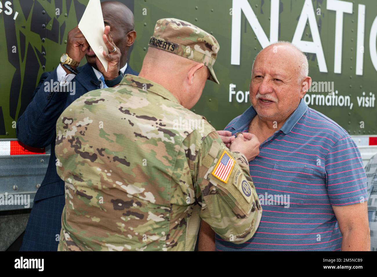 USA Army Jason McRoberts, 502. Force Support Group Command Sgt. Maj., stellt Vietnam-Veteranen, die während der Vietnam war Veteran Commemony, 29. März 2022, Joint Base San Antonio-Fort Sam Houston, Texas, anwesend sind, die Vietnam Service Medal Pin zur Verfügung. Stockfoto