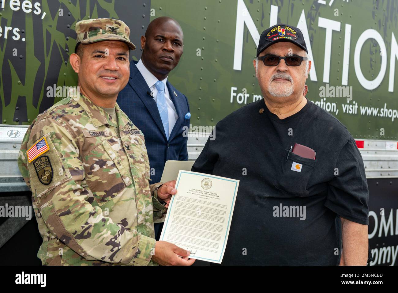 USA Oberst Shane Cuellar, 502. Befehlshaber der Truppenunterstützungsgruppe, stellt Vietnam-Veteranen, die während der Gedenkfeier zum Vietnamkrieg am 29. März 2022 an der Militärbasis San Antonio-Fort Sam Houston, Texas, teilnahmen, die Vietnam-Dienstmedaille zur Verfügung. Stockfoto