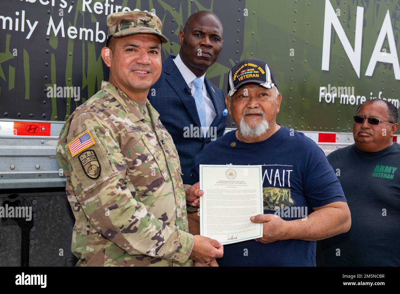 USA Oberst Shane Cuellar, 502. Befehlshaber der Truppenunterstützungsgruppe, stellt Vietnam-Veteranen, die während der Gedenkfeier zum Vietnamkrieg am 29. März 2022 an der Militärbasis San Antonio-Fort Sam Houston, Texas, teilnahmen, die Vietnam-Dienstmedaille zur Verfügung. Stockfoto