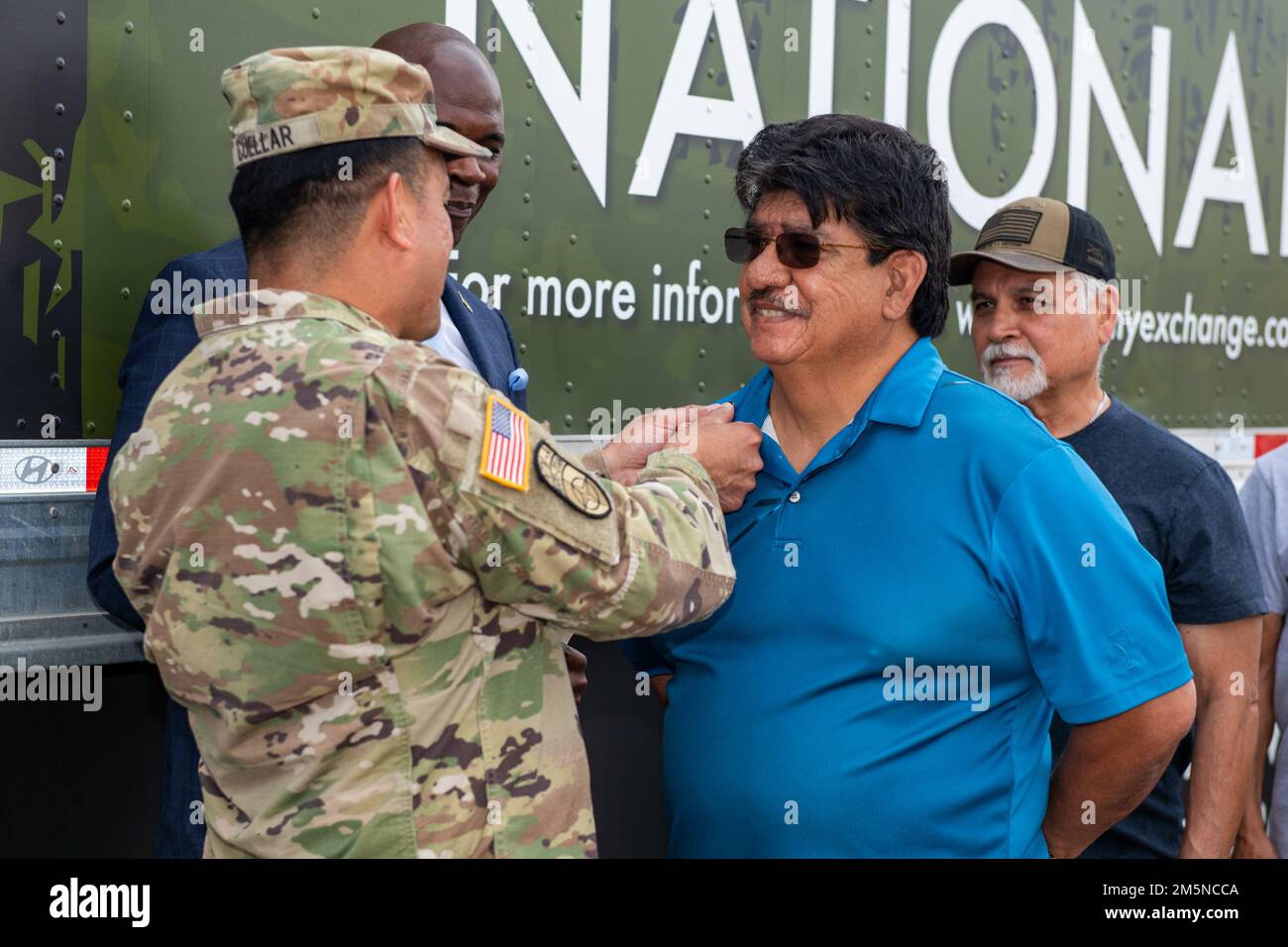 USA Oberst Shane Cuellar, 502. Befehlshaber der Truppenunterstützungsgruppe, stellt Vietnam-Veteranen, die während der Gedenkfeier zum Vietnamkrieg am 29. März 2022 an der Militärbasis San Antonio-Fort Sam Houston, Texas, teilnahmen, die Vietnam-Dienstmedaille zur Verfügung. Stockfoto