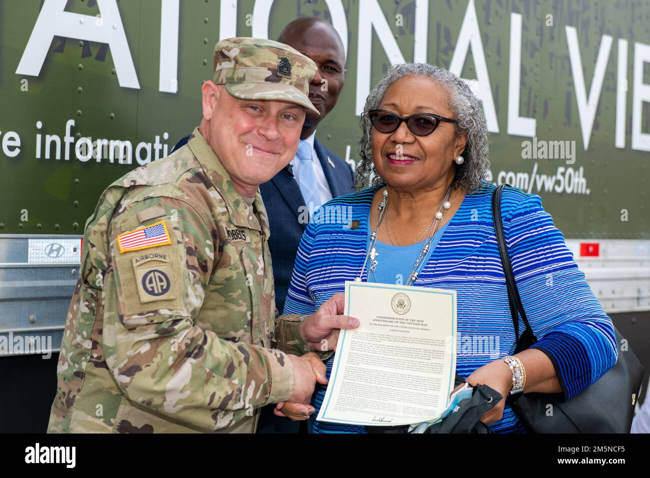 USA Army Jason McRoberts, 502. Force Support Group Command Sgt. Maj., stellt Vietnam-Veteranen, die während der Vietnam war Veteran Commemony, 29. März 2022, Joint Base San Antonio-Fort Sam Houston, Texas, anwesend sind, die Vietnam Service Medal Pin zur Verfügung. Stockfoto