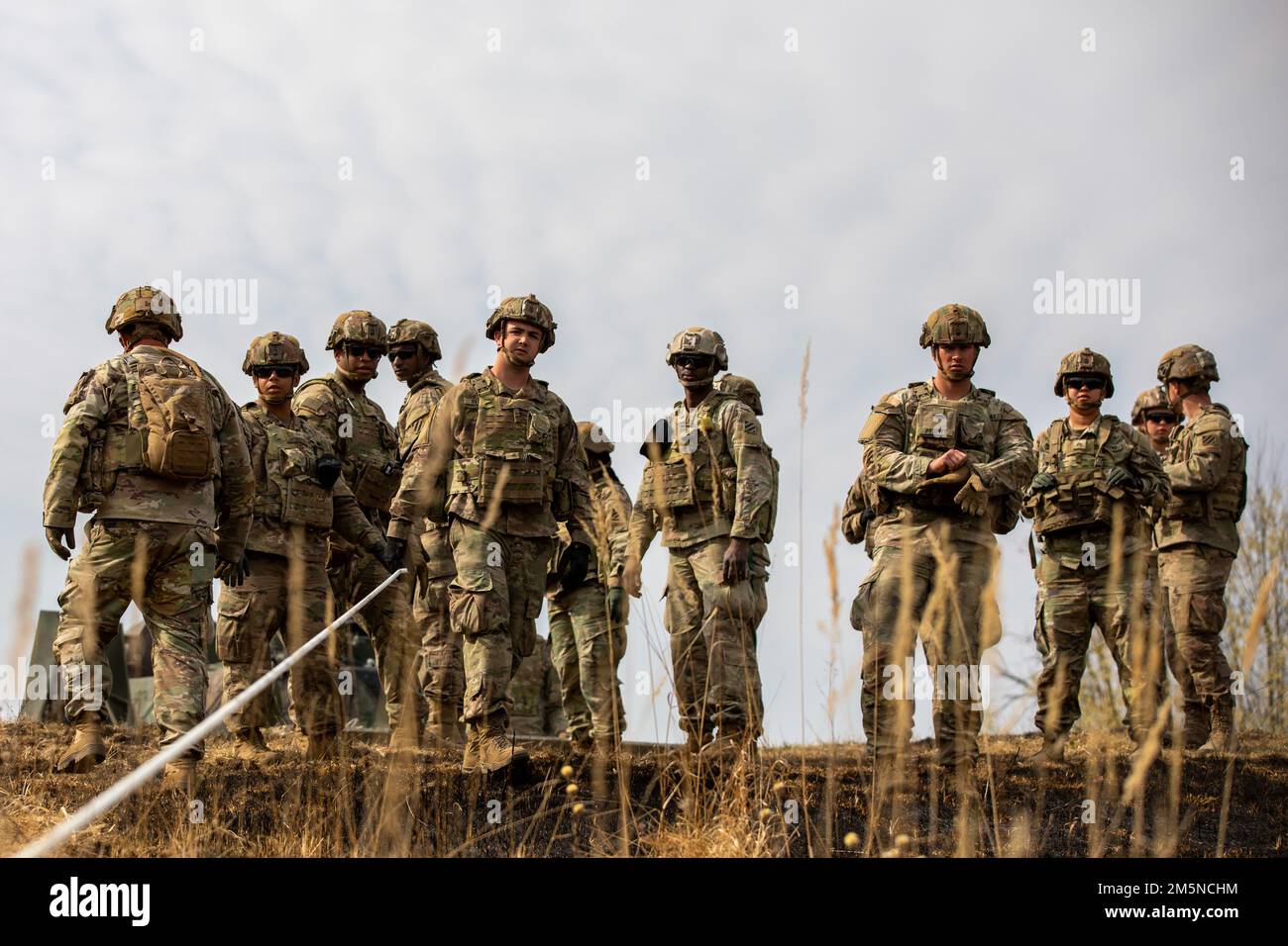 Soldaten mit dem 10. Brigadeingenieurbataillon, dem 1. Kampfteam der Panzerbrigade, der 3. Infanteriedivision untersuchen das Gelände, um Ausrüstung zu finden, die der Ladung der Trockenmine Clearing Line (MIC-lic) im Trainingsbereich Grafenwoehr, 29. März 2022, folgt. Das 1. ABCTeam, 3. ID, ist Teil der 1. Infanterie-Division und des V-Korps, Amerikas vorwärtsgerichtetes Korps in Europa, das mit den NATO-Alliierten und regionalen Sicherheitspartnern zusammenarbeitet, um Kampfeinsatzkräfte bereitzustellen, gemeinsame und multinationale Ausbildungsübungen durchzuführen; Und die Kontrolle über ihre Rotations- und zugeteilten Einheiten in der Europäischen behalten Stockfoto