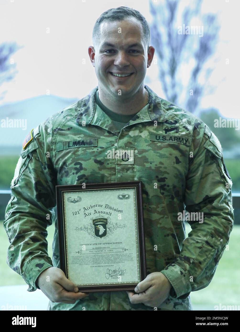 Staff Sgt. Samuel Lima, Staff Leader mit Bravo-Truppe, 1. Staffel, 75. Kavallerie-Regiment, 2. Brigaden-Kampfteam, 101. Luftangriff, besitzt ein Dankeszertifikat, das er während eines Rundtischgesprächs zum Thema Kohäsion in Fort Campbell, Ky, 29. März 2022 erhalten hat. Lima entwickelte in seiner Formation ein Konzept für Soldaten, um die Zeit des Eagle-Stammes zu nutzen, um offene Diskussionen über Themen zu führen, kritisch zu denken und Teamzusammenhalt zu schaffen. Stockfoto