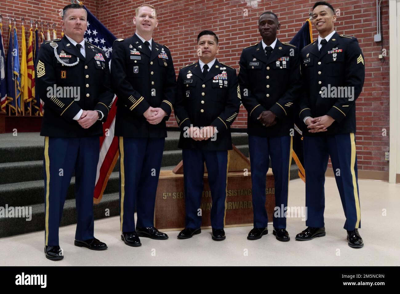Fünf Soldaten, die der 5. Security Force Assistance Brigade zugeteilt sind, erhalten den Washington State Patrol Life Saving Award während einer Zeremonie auf der Joint Base Lewis-McChord am 29. März 2022. Die Soldaten wurden für ihren Beitrag zur Rettung eines Bürgers ausgezeichnet, der am 16. September 2021 in Grays Harbor, Washington, an einem Verkehrsunfall und einem anschließenden Fahrzeugbrand beteiligt war. Stockfoto