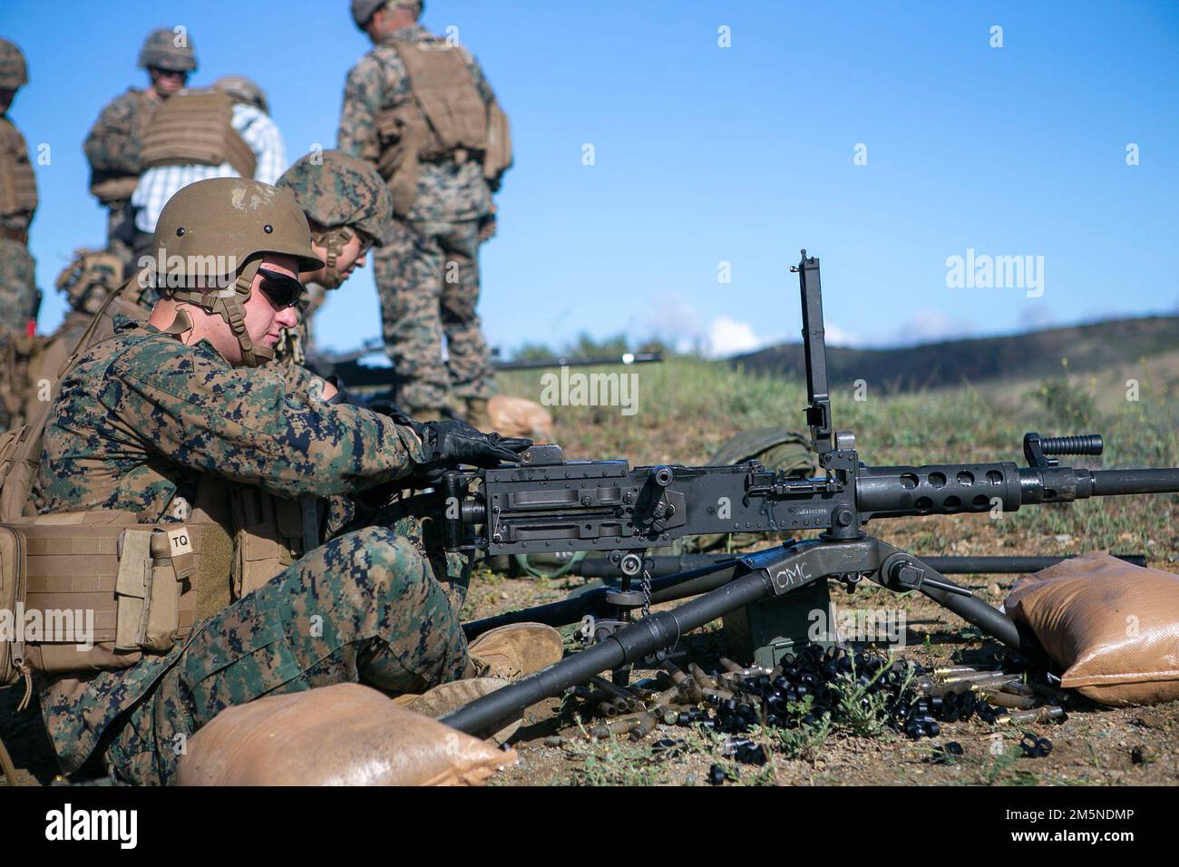 USA Quentin Hill, ein Artilleriesystemtechniker mit 1. Wartungsbataillon, 1. Marine Logistics Group, I Marine Expeditionary Force, räumt ein M2A1-Maschinengewehr während einer Feuerübung in Camp Pendleton, Kalifornien, am 29. März 2022. Die Feuerübung wurde durchgeführt, um die Kampffektivität aufrechtzuerhalten und Marines zu ermöglichen, mit dem M2A1-Maschinengewehr zu trainieren. Stockfoto